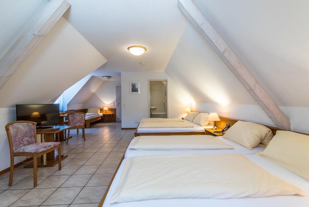 Hotel Lowen Garni Oberrimsingen Room photo